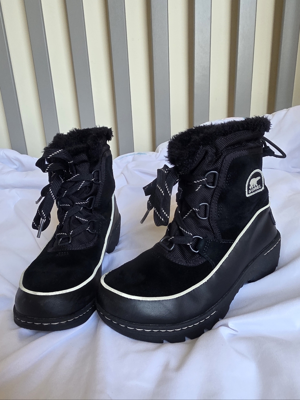Sorel Black Kids Faux-Fur Lace-Up Winter Boots with Contrast Trim Size 3 - Picture 2 of 11